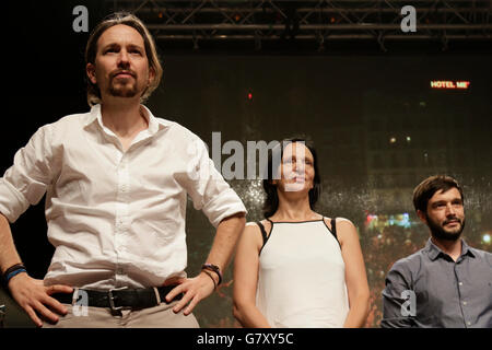 Madrid, Espagne. 27 Jun, 2016. Les dirigeants de l'espagnol parti anti-austérité (Podemos) Nous pouvons essayer d'encourager leurs partisans sur l'élection nuit à Madrid après la coalition de partis de gauche Unidos Podemos (Ensemble nous pouvons) n'a pas réussi à atteindre les résultats attendus à l'une élection générale, le 26 juin 2016. Credit : Mira Galanova/Alamy Live News Banque D'Images