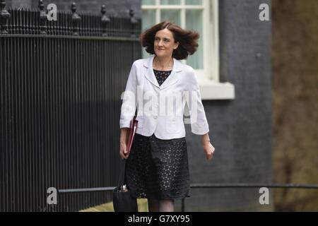 Londres, Royaume-Uni. 27 Juin, 2016. Theresa Villiers, Secrétaire d'Etat pour l'Irlande du Nord, arrive pour le parti conservateur d'urgence de l'UE Réunion du Cabinet à Downing Street, London, UK Crédit : Jeff Gilbert/Alamy Live News Banque D'Images