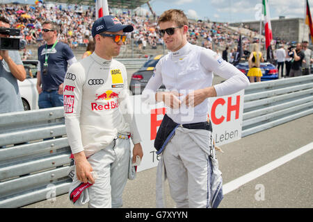 Nuremberg, Allemagne. 26 Juin, 2016. Pilote de course DTM suédois Mattias Ekstroem (L - Abt-Audi-Sportsline) parle avec son collègue britannique Paul di Resta (Mercedes 1972) avant le début de la 8e course sur le Masters allemand de voitures de tourisme (DTM) race sur le Norisring à Nuremberg, Allemagne, 26 juin 2016. Photo : DANIEL KARMANN/dpa/Alamy Live News Banque D'Images