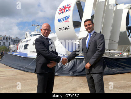 Ryde, Isle of Wight Lundi 27 juin 2016 Le seul aéroglisseur passager société a investi dans deux nouveaux bateaux de plaisance afin de remplacer sa flotte au cours de cet été : Solent Flyer et dépliant de l'île. Photo n'est Neil Chapman MD de vol stationnaire et de voyage Martin Groves Neil Chapman, directeur général de Hovertravel, explique : "l'artisanat Hovertravel actuel sera bientôt en raison d'être remplacé ou besoin d'importantes rénovations, nous avons voulu prévoir l'avenir. Credit : uknip/Alamy Live News Banque D'Images