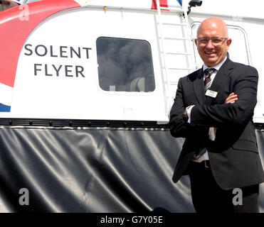 Ryde, Isle of Wight Lundi 27 juin 2016 Le seul aéroglisseur passager société a investi dans deux nouveaux bateaux de plaisance afin de remplacer sa flotte au cours de cet été : Solent Flyer et dépliant de l'île. Photo n'est Neil Chapman MD de vol stationnaire et de voyage Martin Groves Neil Chapman, directeur général de Hovertravel, explique : "l'artisanat Hovertravel actuel sera bientôt en raison d'être remplacé ou besoin d'importantes rénovations, nous avons voulu prévoir l'avenir. Credit : uknip/Alamy Live News Banque D'Images