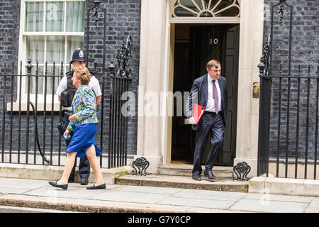 Londres, Royaume-Uni. 27 Juin, 2016. John Whittingdale, Secrétaire d'État à la culture, des médias et du Sport, feuilles 10, Downing Street, suite à la première réunion du Cabinet pour discuter de la sortie de l'Union européenne. Credit : Mark Kerrison/Alamy Live News Banque D'Images