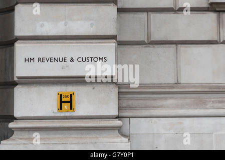 Londres, Royaume-Uni. 27 juin 2016. Le HM Revenue and Customs (HMRC) office est vu dans Whitehall. L'autorité fiscale du Royaume-Uni a signalé que 'pas de lois ont changé' et les règles restent les mêmes après le référendum de l'Union européenne. Cependant, les commentateurs s'attendent à ce que les modifications du droit fiscal, à la suite de la nomination d'un nouveau Premier Ministre. Crédit : Stephen Chung / Alamy Live News Banque D'Images