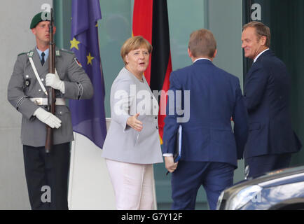 Berlin, Allemagne. 27 Juin, 2016. La chancelière allemande, Angela Merkel (CDU) l'accueil Président du Conseil de l'UE, Donald Tusk (r) à l'extérieur de la chancellerie fédérale pour des entretiens à la suite de la voix Brexit, à Berlin, Allemagne, 27 juin 2016. PHOTO : KAY NIETFELD/DPA/Alamy Live News Banque D'Images