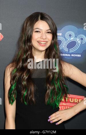 Los Angeles, CA, USA. 23 Juin, 2016. Nikki Hahn aux arrivées pour Premiere du 100e Disney Channel Original Movie (DCOM) ADVENTURES IN BABYSITTING, Directors Guild of America (DGA) Theatre, Los Angeles, CA, 23 juin 2016. © Priscille Grant/Everett Collection/Alamy Live News Banque D'Images