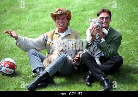 Fichier - Un fichier photo datée du 16 janvier 1997 nous montre magiciens Siegfried et Roy (l) (r) posant avec des tigres blancs à l'Hollywood-Safari-Park à Stuckenbrock près de Paderborn, Allemagne. PHOTO : BORIS ROESSLER/DPA - AUCUN FIL SERVICE - Banque D'Images