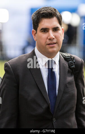 Londres, Royaume-Uni. 27 Juin, 2016. Richard Burgon, travail MP pour Leeds, arrive à la Chambre des communes avant que le premier ministre David Cameron a faite à la Grande-Bretagne de quitter l'Union européenne à la suite du référendum de la semaine passée. Credit : Mark Kerrison/Alamy Live News Banque D'Images