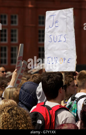 Cardiff, Wales, UK. 27 juin 2016. Collège et Lycée de protestation des étudiants dans le centre-ville de Cardiff et à l'extérieur de l'Assemblée galloise de Cardiff Bay, appelant à un deuxième référendum et d'un vote à 16 ans, à la suite de l'UK Brexit jeudi dernier vote. Credit : Haydn Denman/Alamy Live News Banque D'Images