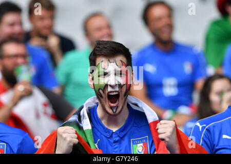 Paris, France. 27 Juin, 2016. Fans de l'Italie avant de remonter l'Euro 2016 ronde de 16 match de football entre l'Espagne et l'Italie à Paris, France, le 27 juin 2016. © Tao Xiyi/Xinhua/Alamy Live News Banque D'Images