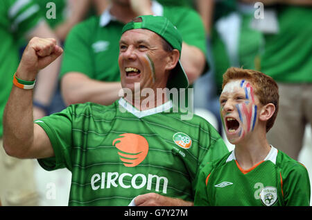 Lyon, France. 26 Juin, 2016. Les partisans de l'Irlande au cours de l'UEFA EURO 2016 ronde de 16 match de football entre la France et l'Irlande au Stade de Lyon à Lyon, France, 26 juin 2016. Photo : Federico Gambarini/dpa/Alamy Live News Banque D'Images