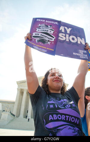 Washington DC, USA. 27 Juin, 2016. USA-Pro-Choice préconise le célébrer à la Cour suprême à Washington DC après la décision 5-3 pour le libre-accès à l'avortement au Texas. Credit : Patsy Lynch/Alamy Live News Banque D'Images