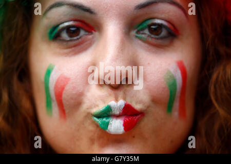 Paris, France. 27 Juin, 2016. Fans avec maskerade colorés, la célébration, les femmes, les femmes Italie - Espagne 2-0 Meilleur des championnats européens de football, 16 euros au 27 juin 2016 à Paris, Stade de France, France. Fussball, Nationalteam, Italien Spanien, Achtelfinale Crédit : Peter Schatz/Alamy Live News Banque D'Images