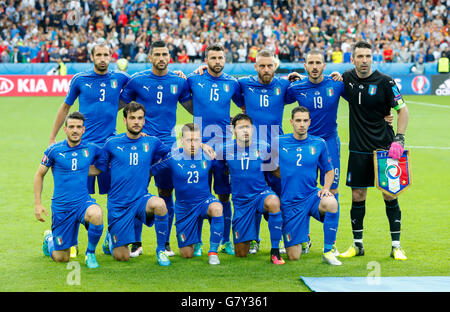 Paris, France. 27 Juin, 2016. Avec Giorgio CHIELLINI Teamfoto Italie, ITA 3 , Graziano PELLE, ITA 9 , Andrea Barzagli, ITA 15 , Daniele DE ROSSI, ITA 16 , Leonardo BONUCCI, ITA 19 , Alessandro FLORENZI, ITA 8 Marco PAROLO ,, ITA 18 , Emanuele GIACCHERINI, ITA 23 , EDER, LIR 17 , Mattia DE SCIGLIO, ITA 2 , Gianluigi Buffon, ITA Torwart 1 Italie - Espagne 2-0 Meilleur des championnats européens de football, 16 euros au 27 juin 2016 à Paris, Stade de France, France. Fussball, Nationalteam, Italien Spanien, Achtelfinale © Peter Schatz / Alamy Live News Crédit : Peter Schatz/Alamy Live News Banque D'Images