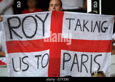 Nice, France. 27 Juin, 2016. Un supporter de l'Angleterre est titulaire d'une bannière 'Roy nous mène à Paris" avant de l'UEFA EURO 2016 ronde de 16 match de football entre l'Angleterre et l'Islande à Stade de Nice à Nice, France, 27 juin 2016. Photo : Federico Gambarini/dpa/Alamy Live News Banque D'Images