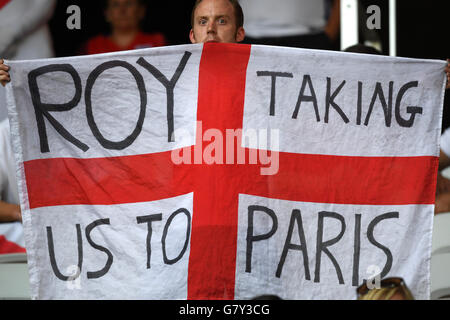 Nice, France. 27 Juin, 2016. Un supporter de l'Angleterre est titulaire d'une bannière 'Roy nous mène à Paris" avant de l'UEFA EURO 2016 ronde de 16 match de football entre l'Angleterre et l'Islande à Stade de Nice à Nice, France, 27 juin 2016. Photo : Federico Gambarini/dpa/Alamy Live News Banque D'Images