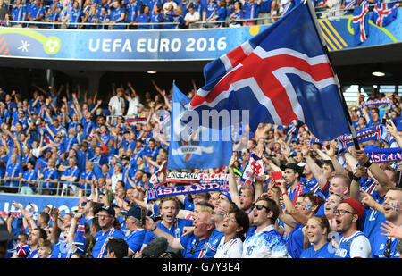 Nice, France. 27 Juin, 2016. Fans de l'Islande cheer avant l'Euro 2016 ronde de 16 match de football entre l'Angleterre et l'Islande à Nice, France, le 27 juin 2016. © Guo Yong/Xinhua/Alamy Live News Banque D'Images