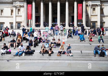 Trafalgar Square, Londres 27 juin 2016 - Les touristes profitant du soleil en face de la National Gallery Crédit : Dinendra Haria/Alamy Live News Banque D'Images