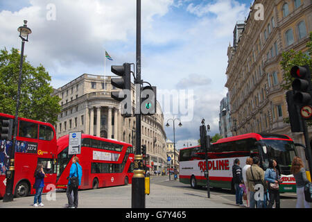 Trafalgar Square, Londres, 27 juin 2016 - Diversité des signaux de circulation pour piétons autour de Trafalgar Square à l'appui de l'Orgueil. Autour de 50 signaux piétons autour de Trafalgar Square ont eu leur 'Walk' de droit remplacées par de nouvelles images de la diversité dans le cadre des célébrations de la fierté à Londres. Le symbole de la marche verte a été remplacée par l'une ou l'autre des symboles liés au genre vert ou d'un nouvel "Holding Hands' design. Credit : Dinendra Haria/Alamy Live News Banque D'Images