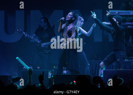 Rosemont, Illinois, USA. 26 Juin, 2016. ARIANA grande chanteuse effectue sur le live pendant la B96 Summer bash à l'Allstate Arena à Rosemont, Illinois © Daniel DeSlover/ZUMA/Alamy Fil Live News Banque D'Images