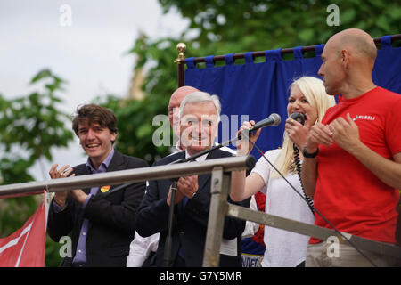 Londres, Royaume-Uni. 27 Juin, 2016. John McDonnell MP s'adresse à la foule KeepCorbyn protester contre coup d'état et construire notre mouvement à la place du Parlement, Londres, Royaume-Uni. Credit : Voir Li/Alamy Live News Banque D'Images