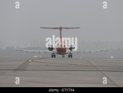 Chengdu, province chinoise du Sichuan. 28 Juin, 2016. Chengdu Airlines ARJ21-700 se prépare pour le décollage à l'Aéroport International Shuangliu à Chengdu, capitale du sud-ouest de la province chinoise du Sichuan, le 28 juin 2016. ARJ21, fabriqué par l'appareil Commercial Corp. de Chine (COMAC), a effectué son premier vol commercial à partir de Chengdu à Shanghai, la Chine orientale, le mardi. L'avion de ligne conçu dans le pays est le premier jet régional fabriqués selon les normes internationales. © Ding Ting/Xinhua/Alamy Live News Banque D'Images