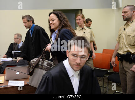 Défendeur Beate Zschaepe (C) arrive à une audience afin de prendre place à côté de son avocat Mathias Grasel (R) avant que son procès se poursuit à la Haute cour régionale de Munich, Allemagne, 28 juin 2016. Beate Zschaepe, est accusé d'être un membre fondateur de l'extrême-droite de métro national-socialiste (NSU) cellule de terreur et fait face à des accusations de complicité dans l'assassinat de neuf immigrants grecs et turcs et une policière entre 2000 et 2007, ainsi que deux attentats suicides dans les régions de Cologne, d'immigrants et 15 vols de banque. Photo : Andreas GEBERT/dpa Banque D'Images