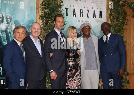 Los Angeles, CA, USA. 27 Juin, 2016. Christoph Waltz, David Yates, Alexander Skarsgard, Margot Robbie, Samuel L. Jackson, Djimon Hounsou aux arrivées POUR LA LÉGENDE DE TARZAN Premiere, le Kodak Theater à Hollywood et Highland Center, Los Angeles, CA, 27 juin 2016. Credit : Priscilla Grant/Everett Collection/Alamy Live News Banque D'Images