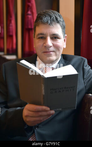 Fichier - Un fichier photo datée du 26 janvier 2015 montre l'écrivain allemand Marcel Beyer posant avec son livre avant de recevoir le prix de littérature de Brême en 2015 pour son poème collection 'Graphit' à l'hôtel de ville de Brême, Allemagne. Photo : CARMEN JASPERSEN/dpa Banque D'Images