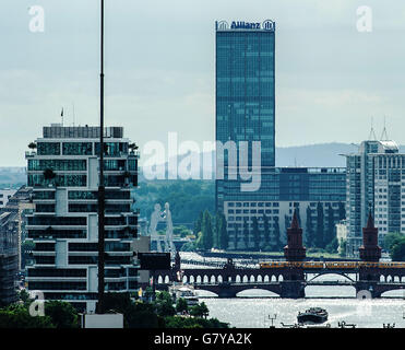 Berlin, Allemagne. 28 Juin, 2016. Un U-Bahn (train traversant le pont Oberbaum tandis qu'un navire passe les niveaux d'habitation (bâtiment l) à Berlin, Allemagne, 28 juin 2016. PHOTO : PAUL ZINKEN/dpa/Alamy Live News Banque D'Images