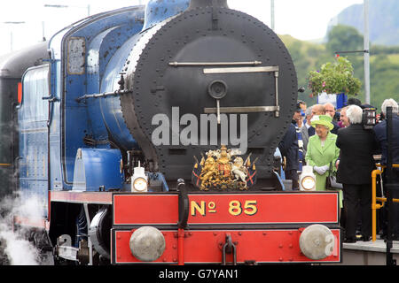 Bellarena, Irlande du Nord, Royaume-Uni. 28 Juin, 2016. La Grande-Bretagne La reine Elizabeth II et le Prince Philip, duc d'Édimbourg sourit tout en discutant à l'équipage de la locomotive à vapeur no85 Merlin après avoir ouvert une nouvelle gare ferroviaire à Bellarena, comté de Derry, Irlande du Nord, le mardi 28 juin, 2016. Le train VIP a été fourni par le chemin de fer Preservation Society of Ireland (RPSI) et des musées nationaux d'Irlande (NMNI) et exploité par l'Irlande du Nord Chemins de fer. Credit : Irish Eye/Alamy Live News Banque D'Images