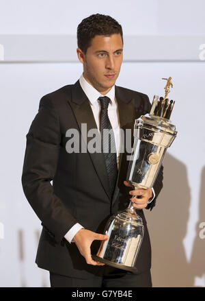 Eden Hazard de Chelsea reçoit son prix du PFA's Men's Player of the Year Award 2015 lors du PFA Player of the Year Awards 2015 au Grosvenor House Hotel, Londres. Banque D'Images