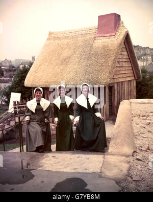 Femmes vêtues comme pèlerins à Brixham comme le travail continue sur la construction du Mayflower II, qui est une réplique du navire du XVIIe siècle Mayflower, célébré pour le transport des pèlerins au Nouveau monde.La réplique est construite à Devon, en Angleterre, en collaboration avec l'anglais Warwick Charlton et Plimoth Plantation, un musée américain.Les hommes travaillent à partir de plans de navires reconstruits tenus par le musée américain, avec la construction à la main par les constructeurs de navires anglais utilisant la méthode traditionnelle.Il est construit au chantier naval Upham de Brixham et financé par des dons privés Banque D'Images