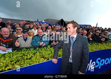 Courses hippiques - Punchestown Festival 2015 - Boylesports Champion Chase Day - Punchestown Racecourse.Tony McCoy pose avec la foule lors de la Chase Day du champion des Boylesports au Punchestown Racecourse, Co. Kilaare, Irlande. Banque D'Images