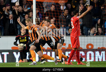 Football - Barclays Premier League - Hull City / Liverpool - KC Stadium.Michael Dawson, de Hull City, célèbre le premier but de son équipe lors du match de la Barclays Premier League au KC Stadium, à Hull. Banque D'Images