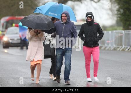 Les punters se mettent en route sous la pluie avant le festival AES Family Day au Punchestown Racecourse, Co. Kildare, Irlande. Banque D'Images