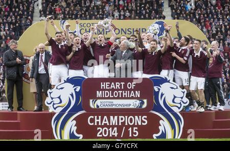 Football - Championnat écossais - coeur de Midlothian v Rangers - Tynecastle Stadium.Le capitaine des coeurs Danny Wilson lève le trophée du championnat écossais après le match au stade Tynecastle, à Édimbourg. Banque D'Images