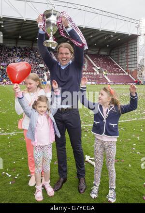 Football - Championnat écossais - coeur de Midlothian v Rangers - Tynecastle Stadium.Robbie Neilson, gérant de coeurs, et sa famille, ont remporté le trophée après le match du championnat écossais au stade Tynecastle, à Édimbourg. Banque D'Images