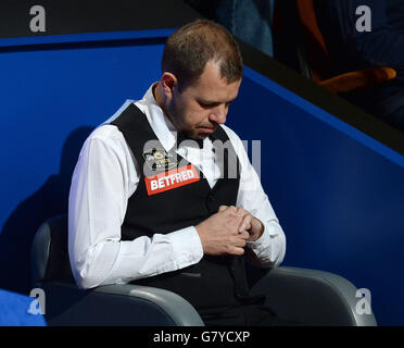 Barry Hawkins est assis dans sa chaise dans son match semi-final contre Shaun Murphy pendant le quinze jour des Championnats du monde de Betfred au Crucible Theatre, Sheffield. Banque D'Images