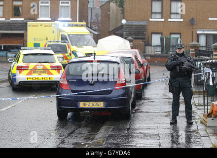 La police se trouve dans la rue Welsh, dans la zone des marchés, près du centre-ville de Belfast, à la suite de la fusillade fatale de Gerard 'Jock' Davison, un ancien commandant de l'IRA. Banque D'Images