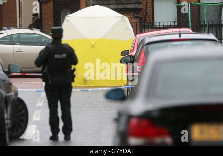 La police se trouve dans la rue Welsh, dans la zone des marchés, près du centre-ville de Belfast, à la suite de la fusillade fatale de Gerard 'Jock' Davison, un ancien commandant de l'IRA. Banque D'Images