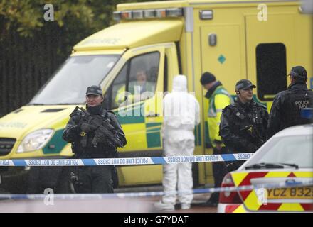 Des policiers et des médecins légistes de Welsh Street, dans la zone des marchés près du centre-ville de Belfast, après la fusillade fatale de Gerard 'Jock' Davison, un ancien commandant de l'IRA. Banque D'Images