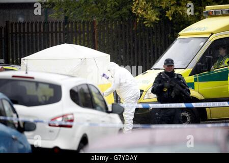 Des policiers et des médecins légistes de Welsh Street, dans la zone des marchés près du centre-ville de Belfast, après la fusillade fatale de Gerard 'Jock' Davison, un ancien commandant de l'IRA. Banque D'Images