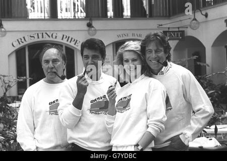 L'actrice Pipe-fumant Tracey Childs rejoint les autres fans de Pipe (l-r) le présentateur de sports de télévision Jimmy Greaves, l'acteur Tony Anholt et l'entrepreneur immobilier « Bungalow » Bill Wiggins dans les jardins de Covent à Londres. Ils lancent le défi « Donnez-le-champ » du Conseil des Pipesmokers pour 1988. Avec Pipesmoker de l'année Ian Botham, l'équipe aura pour objectif de dissiper l'image de vieux fauteuil et de chaussons de pipe fumer en participant à des événements inhabituels tels que le cisaillement de mouton, le treuil de broyage et la conduite de scurry. Banque D'Images