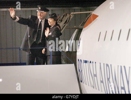 Le capitaine Andy Baillie et l'équipage de cabine Amanda Luchman avec l'un des rares avions Concorde encore en service qui a été dévoilé dans un musée avant d'être exposé au public. Banque D'Images