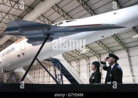 Le capitaine Andy Baillie et l'équipage de cabine Amanda Luchman avec l'un des rares avions Concorde encore en service qui a été dévoilé dans un musée avant d'être exposé au public. Banque D'Images