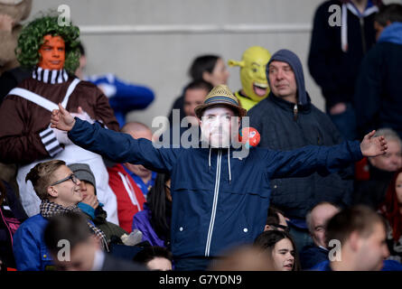 Les fans de Birmingham City portent des masques de Manager Gary Rowett Banque D'Images