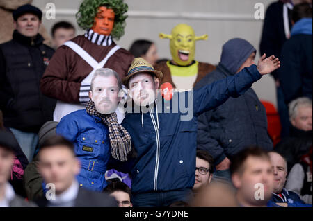 Football - Championnat Sky Bet - Bolton Wanderers / Birmingham City - Stade Macron.Les fans de Birmingham City portent des masques de Manager Gary Rowett Banque D'Images