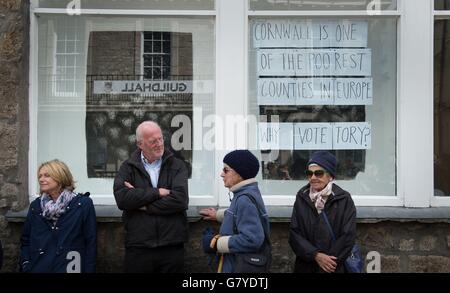 Les habitants de St Ives en Cornouailles manifestent en attendant que le Premier ministre David Cameron arrive où il a organisé un rassemblement de partisans dans le Guildhall pendant qu'il poursuit sa campagne électorale générale. Banque D'Images