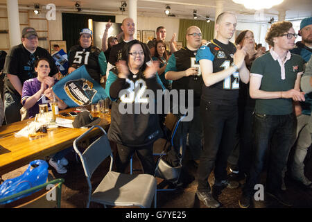 American football - Jackson Jaguars NFL Draft - Trickbox Studio. Les fans s'imprégnent de l'atmosphère pendant la NFL Draft Banque D'Images