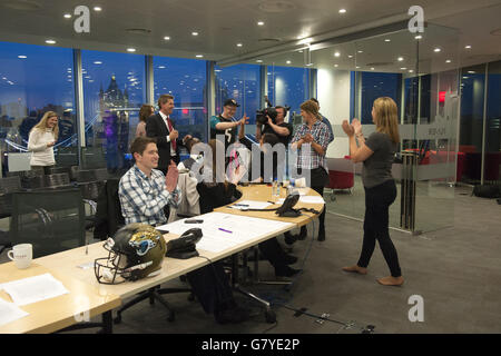 Les Jacksonville Jaguars fans de George Bedford avec le personnel dans les coulisses Au Trickbox Studio pendant la NFL Draft Banque D'Images